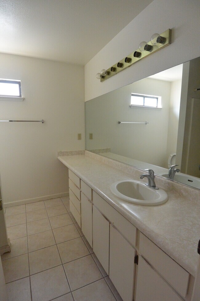 Photo - Nice home in Northwest Tulare neighborhood near schools