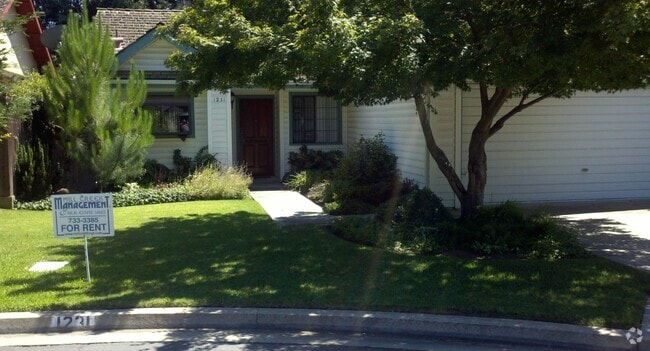 Building Photo - 3 bedroom 2 bath in central Visalia! Rental