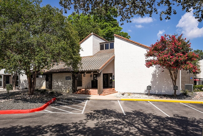 Building Photo - Deer Oaks Apartments