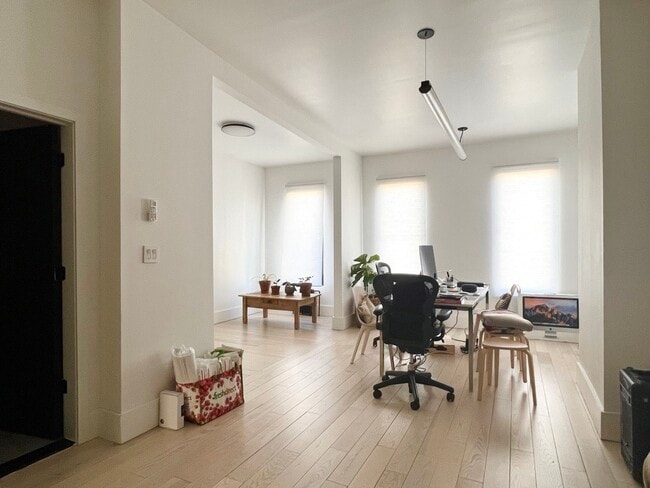 Photo - 1387 Putnam Ave