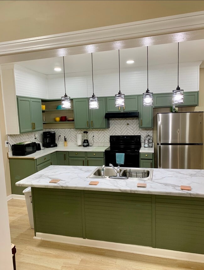 Building Photo - 4220 10th Ave