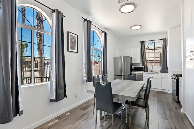 Building Photo - 5742 Vineland Ave Unit 1