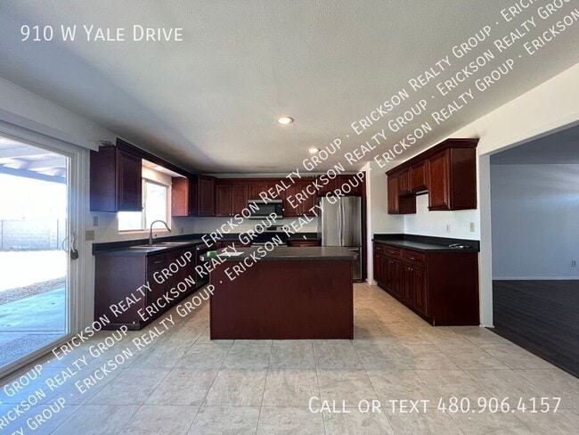 Building Photo - 910 W Yale Dr
