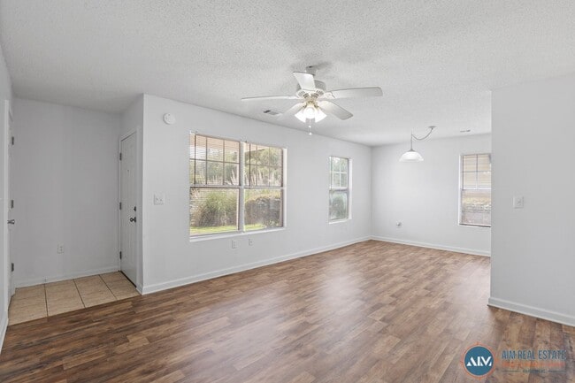 Building Photo - Immaculate 2-Bedroom Ground-Floor Villa in... Rental