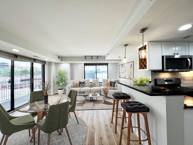 Building Photo - 700 1st St Unit 10Q