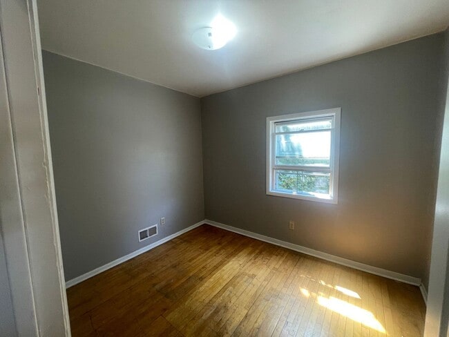 Photo - 505-507-507 W Burleigh St Unit 507 Right Side