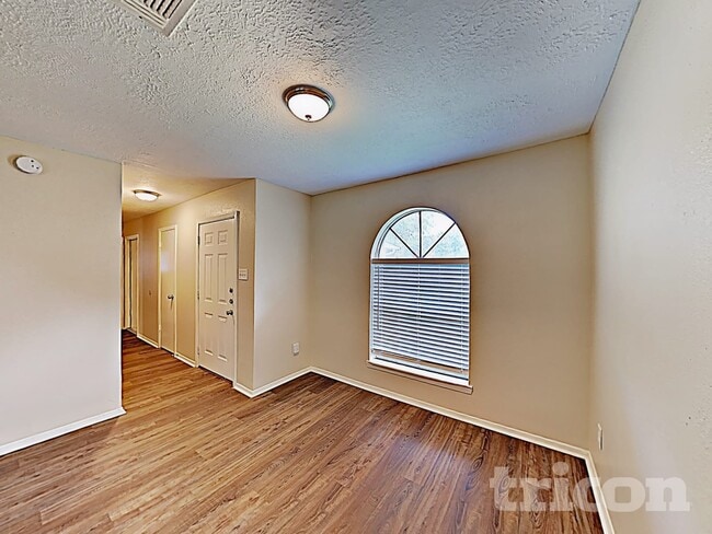 Photo - 2706 King James Ct