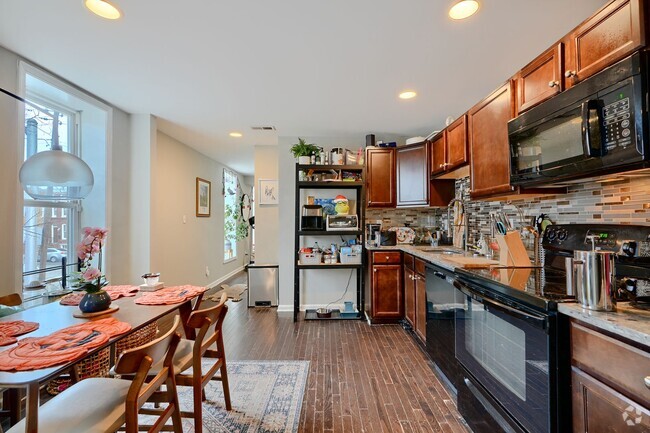 Building Photo - 1155 W Cross St Unit 2FL Rental