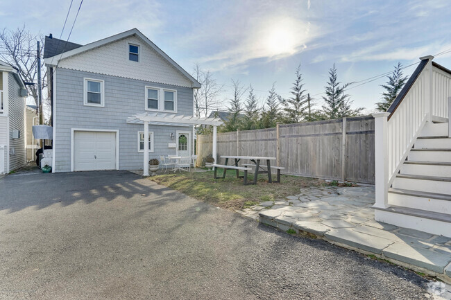 Building Photo - 511 8th Ave Unit Rear Rental