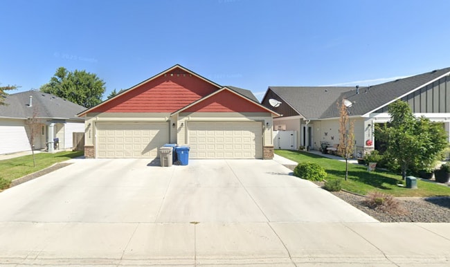 Building Photo - Newer Townhome