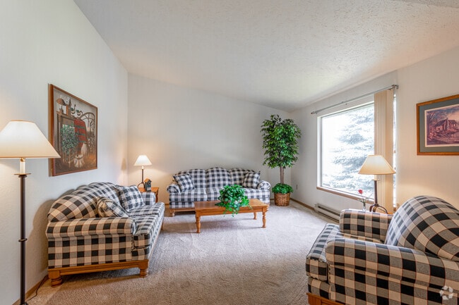 2BR, 1BA - 902 SF