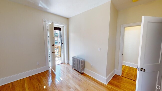 Building Photo - 2 Bedroom Split on Beacon St. No brokers F... Rental