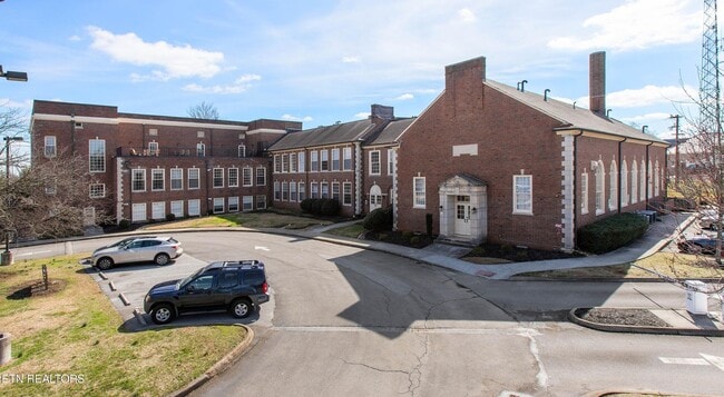 Building Photo - 140 E Glenwood Ave Unit 208