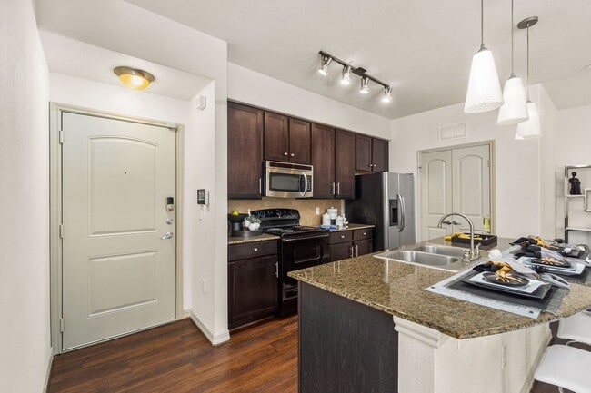 Photo - Exclusive Offer: Free Rent, No Fees, $200 ... Unidad DAK2