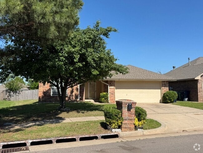 Building Photo - New flooring and paint!  Cute 3 bed, 2 bat... Rental
