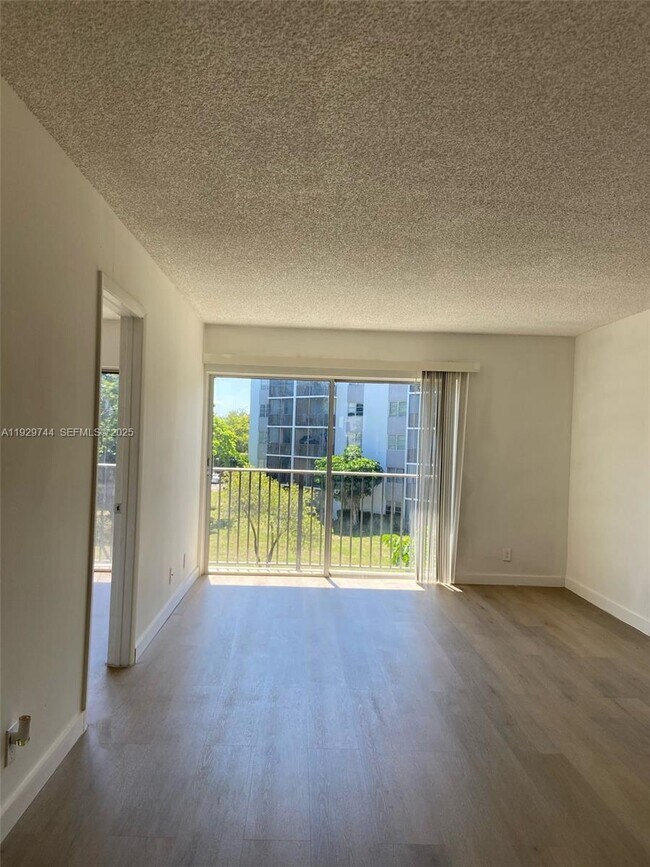 Building Photo - 8740 N Sherman Cir Unit 305