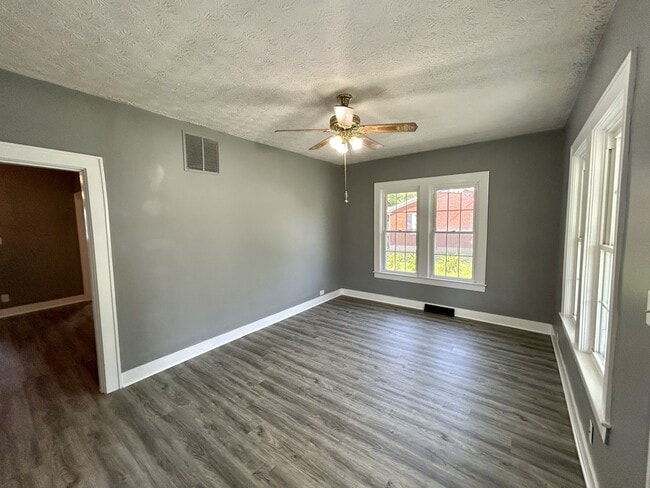 Photo - 495 Jamestown St