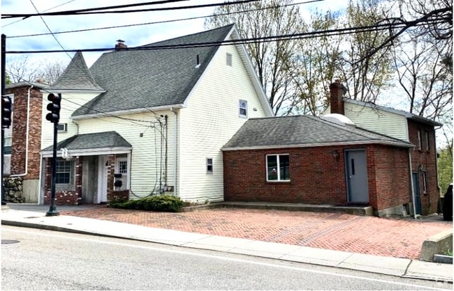 Building Photo - 172 Pleasant St Rental