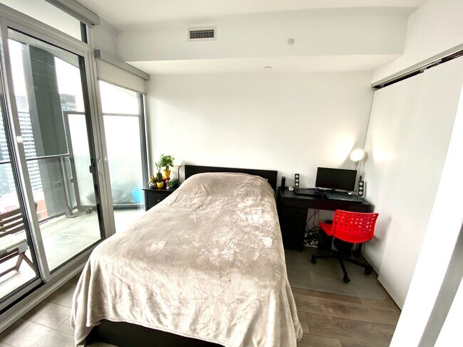 Photo - 125-2125 Peter St