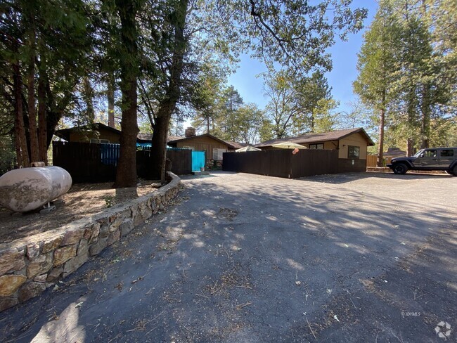 Building Photo - Remodeled unit in the center of town Rental