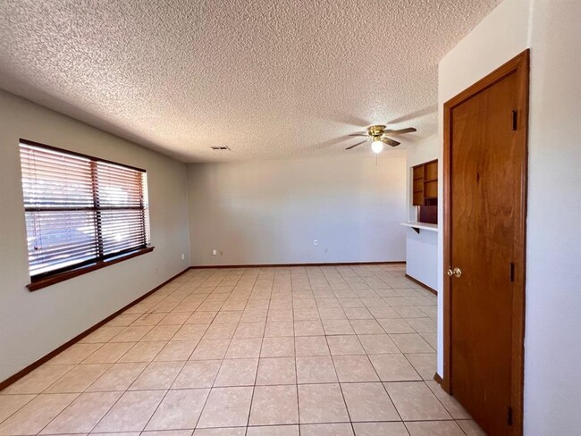Photo - 928 N County Line Rd Townhome
