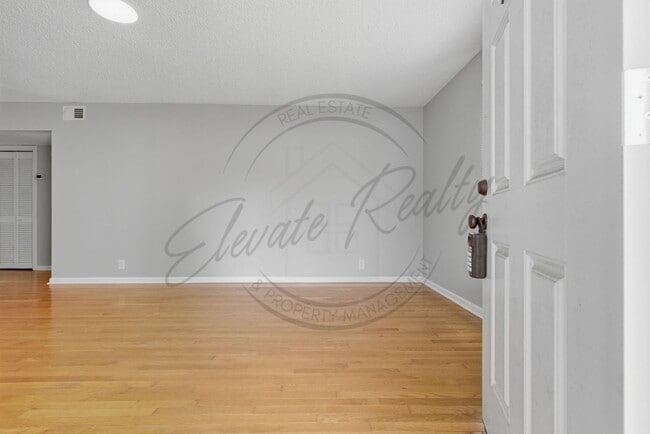 Photo - Two Bedroom Duplex in Hermitage with Back Deck!