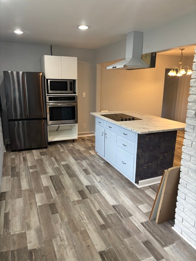 Kitchen with new appliances - 6225 Branch Hill Cir