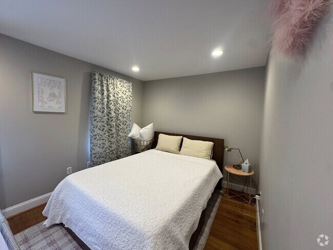 Building Photo - 522 E 3rd St Unit 2 Rental