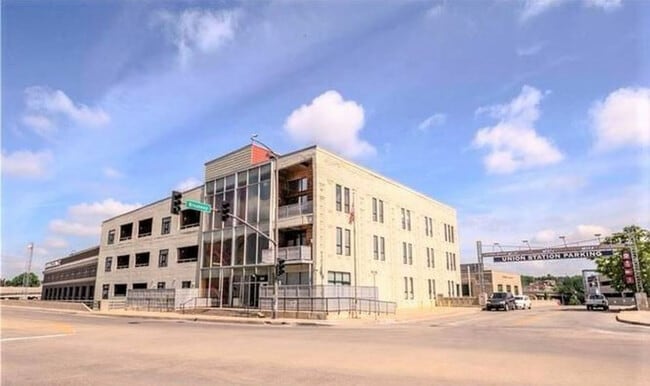 Condo building - 360 W Pershing Rd Unit Liberty Loft 130