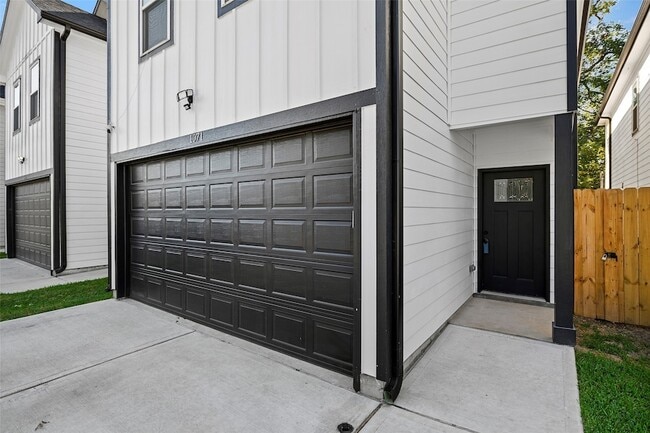 Photo - 1071 St Clair St