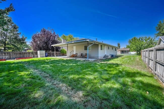 Photo - 916 Vics Rd