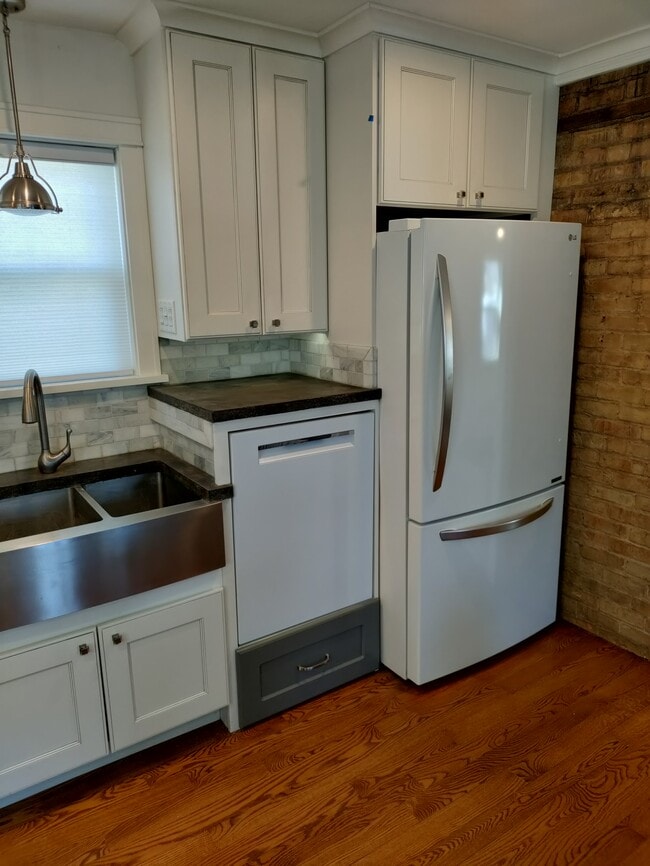 kitchen - 403 W 1st St