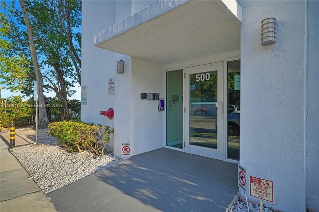 Photo - 500 NE 29th St Unidad 703