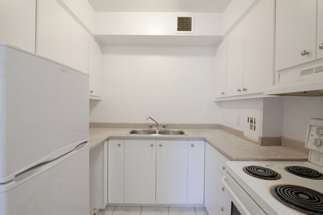 Building Photo - 6525 Côte-Saint-Luc Unit 405