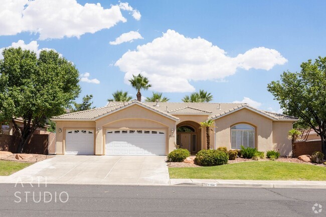 Building Photo - Stunning 3-Bedroom Home with Private Backy...