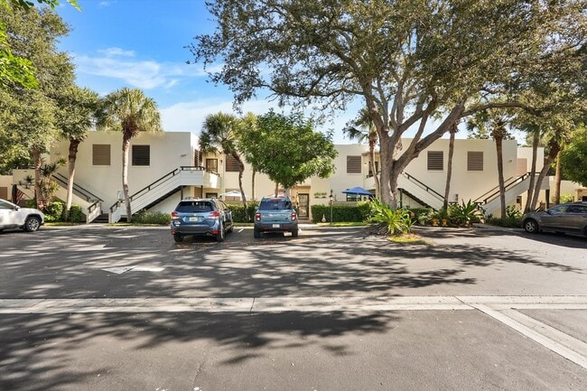 Building Photo - Modern 2BR/2BA Oasis with Serene Pond Views in Wildewood Springs, Bradenton!