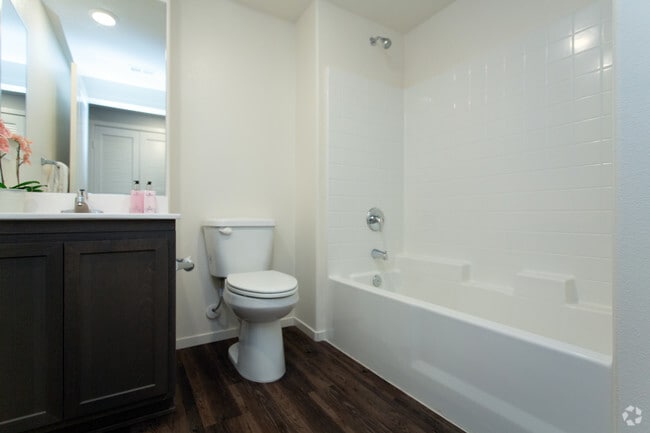 2 BR, 2 BA - 900 SF