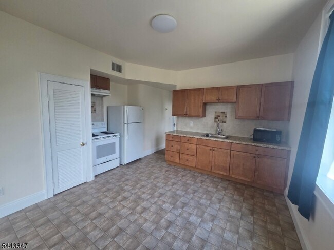 Photo - 817 Ringwood Ave