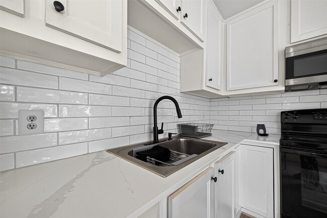 Building Photo - 3403 Hillstone Dr