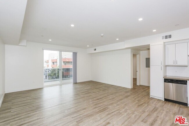 Building Photo - 744 Hartford Ave Unit 302 Rental