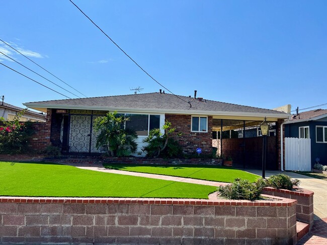 Building Photo - Large 3 Bedroom 2 Bath Home
