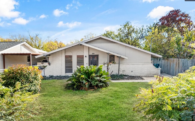 Building Photo - spacious 4-bedroom, 2-bath home