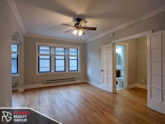 Building Photo - 4735 N Hermitage Ave Unit #4737-210