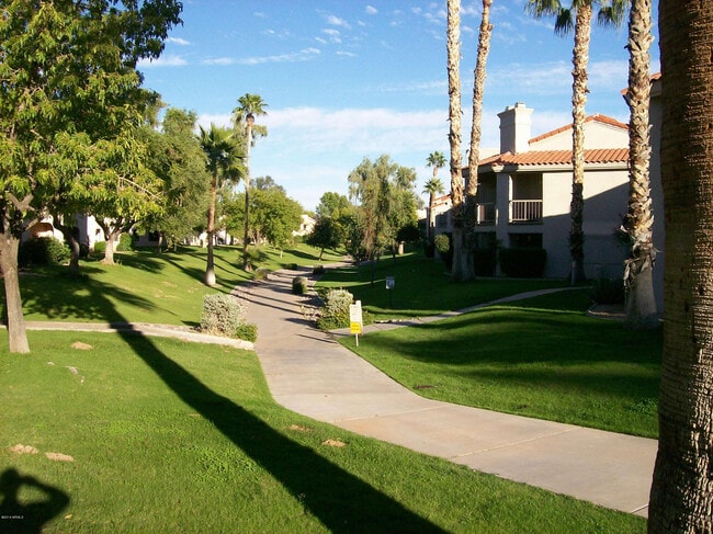 Building Photo - 9445 N 94th Pl Unit 112