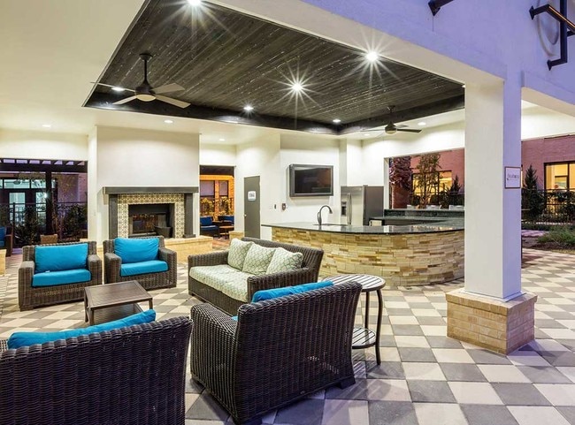 Cocina al aire libre, chimenea y televisor - AMLI Campion Trail