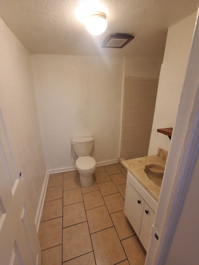 Bathroom 1 - 2008 N Copia St