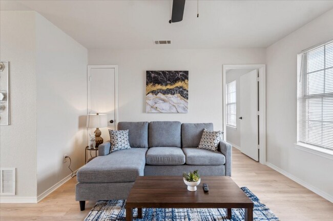 Photo - 5810 Redstone Dr Unidad D