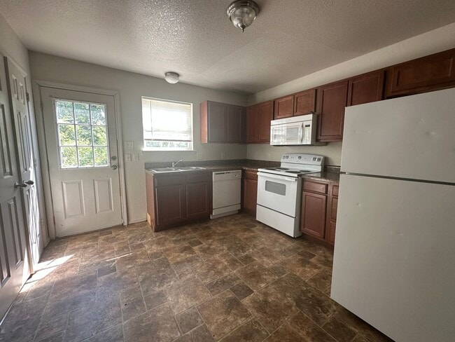 Photo - 1131 E 9th St Unit Apt A