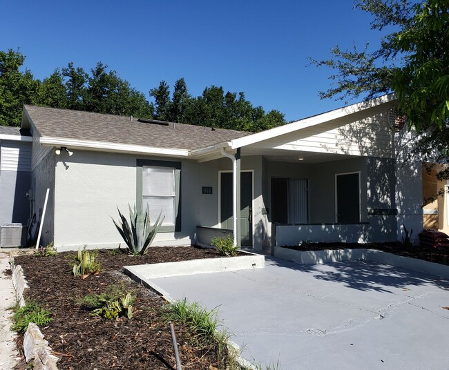 Ground Level Condo; Private Driveway; Corn... - Ground Level Condo; Private Driveway; Corn...