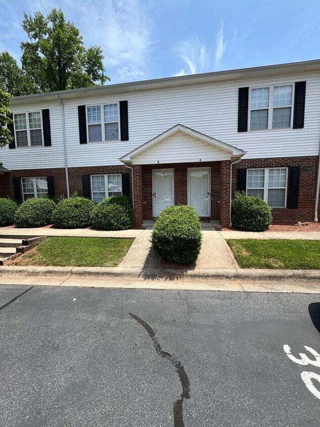 2BD/2.5BA Unit at Water Oaks in Hickory! - 2BD/1BA Unit at Water Oaks in Hickory!